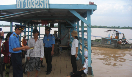 Lực lượng Thanh tra GTVT kiểm tra phương tiện thủy.
