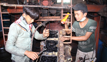 Em Võ Trần Hoàng Dinh (ấp Vạn Thành, xã Bình Nghị, huyện Gò Công Đông), học sinh Trường THCS Bình Nghị và em Nguyễn Trường Nhật (ngụ ấp Bắc 1, xã Tân Điền, huyện Gò Công Đông), học sinh Trường THCS Võ Văn Kiết đi phụ sửa máy ở Cảng cá Vàm Láng để kiếm tiền chuẩn bị cho năm học mới.