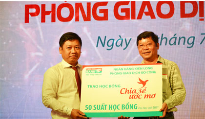 Đại diện Kienlongbank Gò Công trao bảng tượng trưng 50 suất học bổng cho lãnh đạo TX. Gò Công.