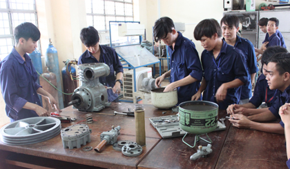 Học viên trường Cao đẳng Nghề Tiền Giang trong giờ học thực hành.
