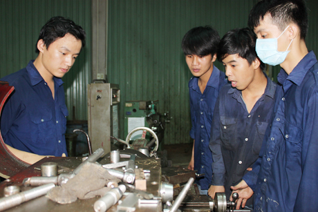 Học viên Trường CĐN Tiền Giang trong giờ học thực hành.