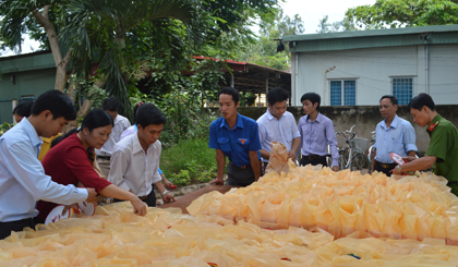 Tất cả quà bánh được chuẩn bị sẵn cho các em.
