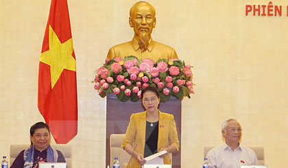 Chủ tịch Quốc hội Nguyễn Thị Kim Ngân chủ trì và phát biểu bế mạc Phiên họp thứ ba của Ủy ban Thường vụ Quốc hội khóa XIV. Ảnh: Trọng Đức/TTXVN