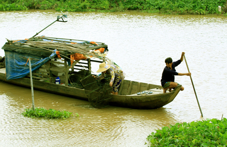 Vợ chồng anh Bùi Văn Minh, xã Vĩnh Hội Đông, huyện An Phú, tỉnh An Giang đi đặt “12 cửa ngục”.