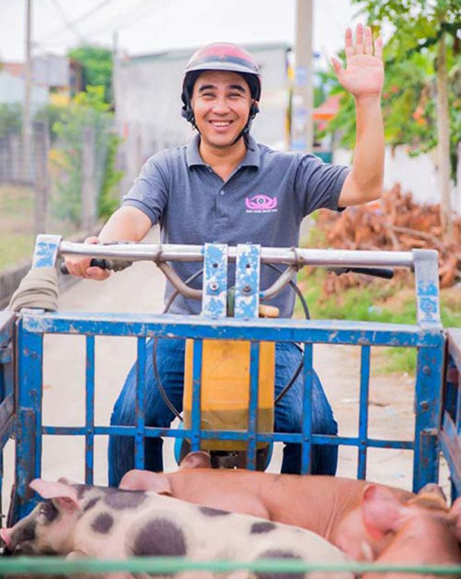 Vai ông Thông bán thịt heo (phim Một ngày không có em). Nguồn: NVCC
