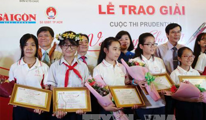 Các thí sinh đoạt giải cuộc thi “ Văn hay chữ tốt năm 2016” nhận giải tại buổi lễ. Ảnh: Phương Vy/TTXVN.