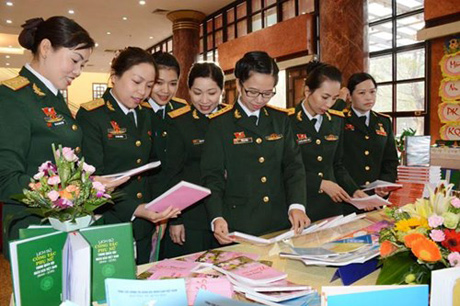 Các đại biểu tham quan các sản phẩm trưng bày tại đại hội.