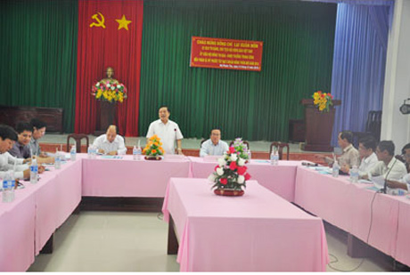 ông Lại Xuân Môn, Ủy viên BCH Trung ương Đảng, Chủ tịch Hội Nông dân Việt Nam, Thành viên Hội đồng TĐ-KT Trung ương phát biểu tại buổi làm việc với UBND xã Mỹ Phước Tây (TX. Cai Lậy)