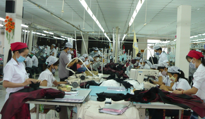 Sản xuất hàng may mặc ở Công ty CP May Sông Tiền, TP. Mỹ Tho. 						  Ảnh:HN