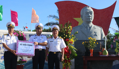 Tặng quà cho cán bộ, chiến sĩ trên đảo Sơn Ca.