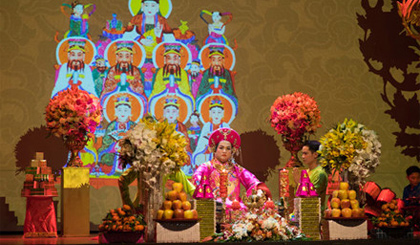 Thực hành tín ngưỡng thờ mẫu Tam Phủ.