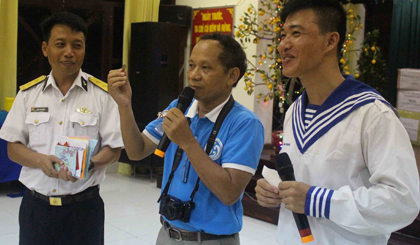  Phóng viên báo chí giao lưu trong đêm giao thừa.