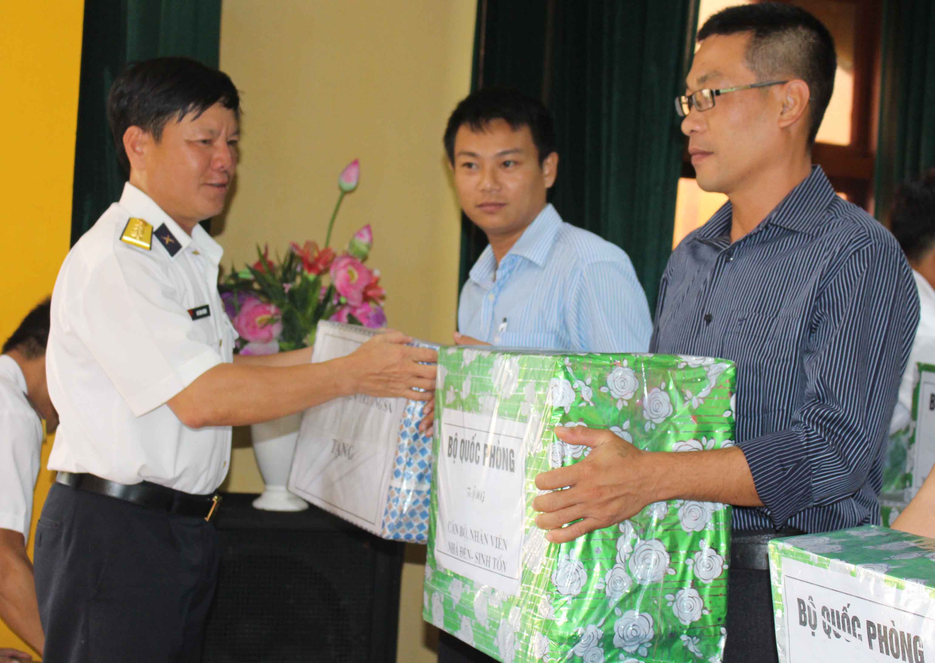 Tặng quà cho quân và dân xã đảo Sinh Tồn.