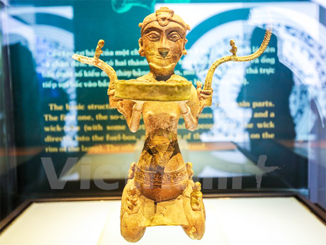 Cây đèn đồng hình người quỳ thuộc Văn hóa Đông Sơn, cách ngày nay khoảng 2000 – 2500 năm. Hiện vật được công nhận Bảo vật quốc gia Việt Nam năm 2012. Đây là một hiện vật độc bản, đại diện cho nghệ thuật cổ tiêu biểu, độc đáo vào thời kỳ cuối văn hóa Đông Sơn. Cây đèn thể hiện kỹ thuật đúc tài khéo và phản ánh thảm mỹ cảm quan về vũ trụ của cư dân cổ giai đoạn này. Ảnh: Minh Sơn/Vietnam+