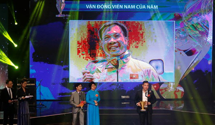 Xuân Vinh giành Cúp chiến thắng lần đầu tiên trong sự nghiệp. (Ảnh: Minh Chiến/Vietnam+)