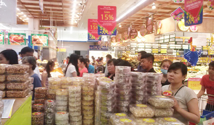 Đông đảo người dân mua sắm tết tại Co.op Mart Mỹ Tho.