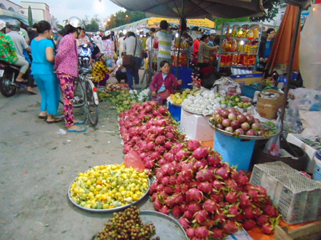 Trái cây có giá bán tăng cao trong những ngày cận Tết.