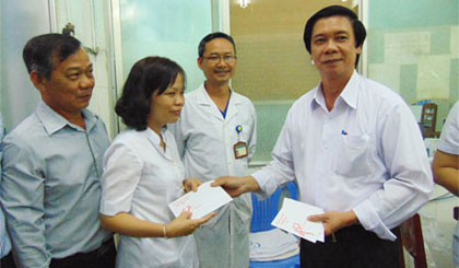 Ông Nguyễn Văn Danh, Bí thư Tỉnh ủy trực tiếp đến thăm, chúc Tết và tặng quà cho cán bộ, y bác sĩ Bệnh viện ĐKTT tỉnh đang trực làm nhiệm vụ cấp cứu - khám chữa bệnh cho nhân dân trong đêm giao thừa.