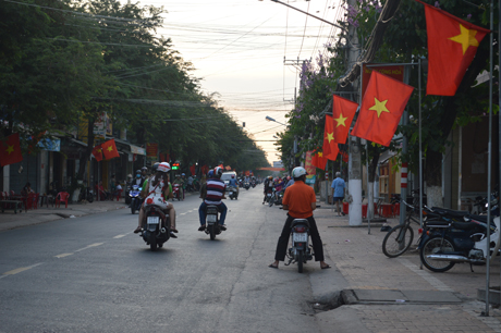 Nhưng phố xá rực rỡ ánh màu đỏ sao vàng tô thắm thêm sắc Xuân