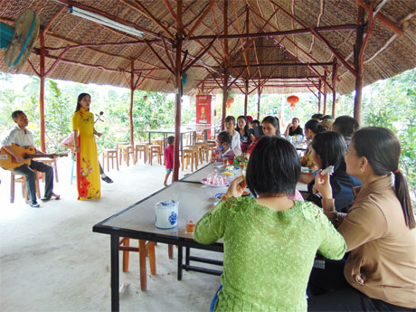 Nhiều du khách thưởng thức trái cây nghe đờn ca tài tử khi đến khu du lịch Thới Sơn vào dịp Tết.