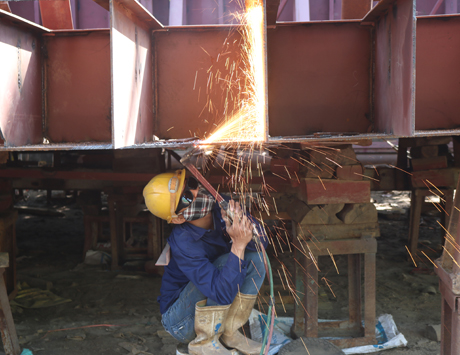 Vì tính chất công việc nên các công nhân đóng tàu thường xuyên tiếp xúc với tia lửa hàn ở cự ly gần.