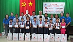 Trao 200 phần quà cho học sinh nghèo hiếu học