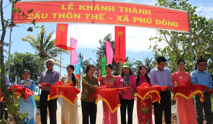 Cắt băng khánh thành cầu Thôn Thế.