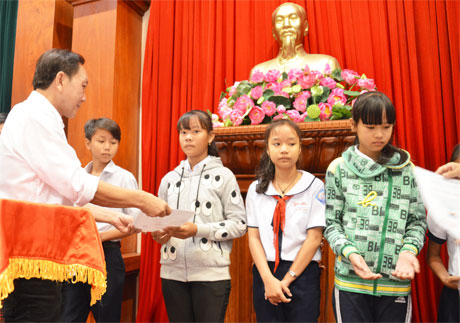 Ông Dương Ngọc Minh, Tổng Giám đốc công ty cổ phần Hùng Vương trao học bổng cho các học sinh có hoàn cảnh khó khăn.