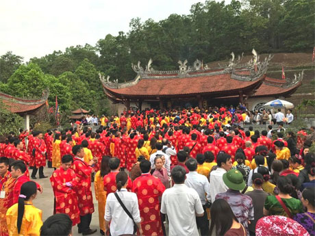 Đội tế lễ cùng các đại biểu tham dự thực hiện nghi lễ tâm linh tại Đền Đức Quốc Tổ Lạc Long Quân.