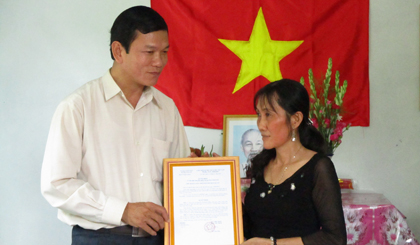 Ông Bùi Thái Sơn, Phó Bí thư Huyện ủy Cai Lậy trao nhà tình nghĩa  cho bà Nguyễn Thị Kiều Diễm, ấp 1, xã Cẩm Sơn.