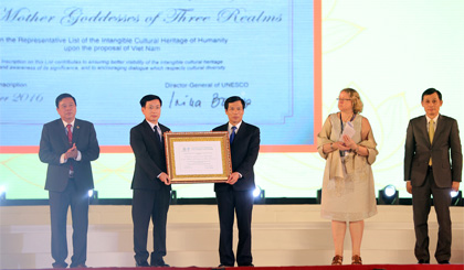 Lễ đón nhận Bằng UNESCO ghi danh “Thực hành Tín ngưỡng thờ Mẫu Tam phủ của người Việt” là Di sản Văn hóa phi vật thể đại diện của nhân loại. Ảnh: VGP/Đình Nam