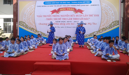 Thí sinh tham gia phần thi sĩ tử tranh tài.