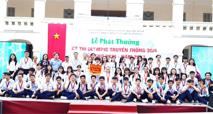 Đoàn học sinh trường THPT Chuyên Tiền Giang tại lễ trao giải.