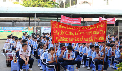 Các em học sinh tham dự lễ phát động Tháng hành động vì an toàn thực phẩm năm 2017.