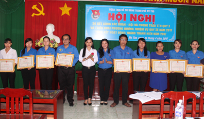 Tặng Giấy khen cho các tập thể.