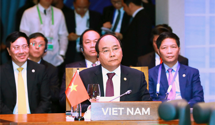 Thủ tướng Chính phủ Nguyễn Xuân Phúc dẫn đầu Đoàn đại biểu cấp cao Việt Nam tham dự Hội nghị Cấp cao ASEAN lần thứ 30 tổ chức tại Philippine. Ảnh: VGP/Quang Hiếu