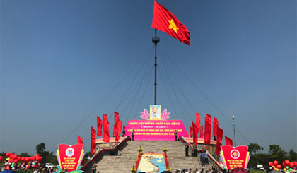 Lá cờ Tổ quốc tung bay trên kỳ đài. Ảnh: VGP/Thế Phong