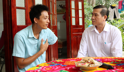 ông Lê Văn Hưởng, Chủ tỉch UBND tỉnh ân cần thăm hỏi một trường hợp CNVCLĐ bị tai nạn lao động ở huyện Châu Thành.