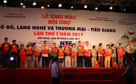 Các hộ nghèo trên địa bàn TP. Mỹ Tho nhận quà từ chương trình an sinh xã hội của Ban Tổ chức hội chợ.