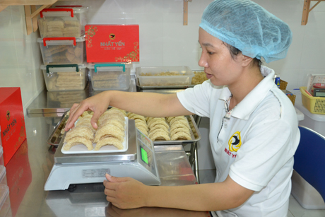 Kiểm tra tổ yến.