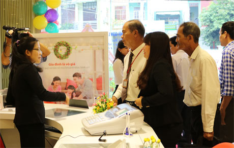 Khách hàng tham quan VPTĐL tiêu chuẩn mới của Prudential (trên đường Lý Thường Kiệt, TP. Mỹ Tho) nhân ngày khai trương.