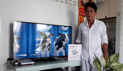 Khách hàng được nhân viên đến tận nhà tặng và lắp đầu thu MobiTV.