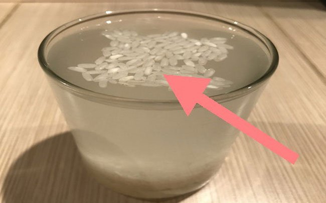 Gạo giả không chìm xuống mà nổi lềnh bềnh, ngoài ra khi đốt lên chúng có mùi hôi của nhựa.