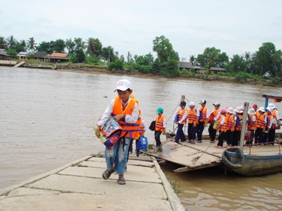 Cần trang bị áo phao cho trẻ khi tham gia giao thông thủy
