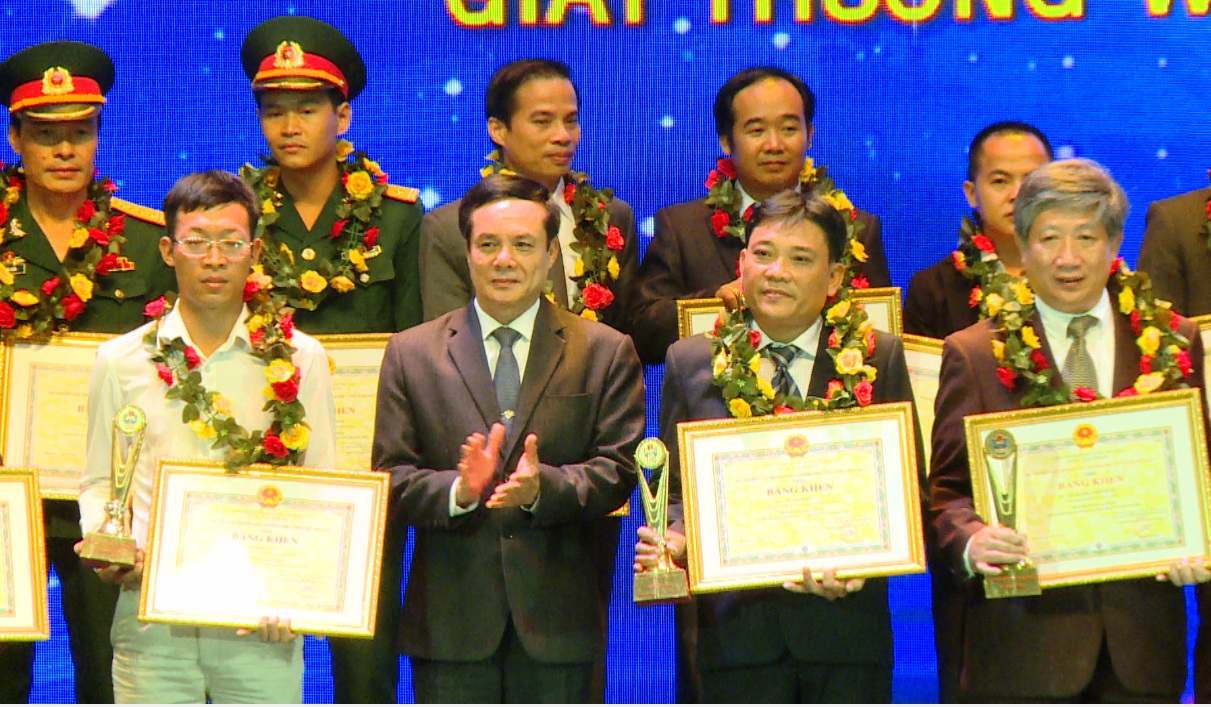 Chủ nhiệm công trình đạt giải 3 của Tiền Giang nhận Bằng khen tại lễ vinh danh