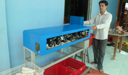 Ths. Nguyễn Văn Nghĩa và chiếc máy gọt vỏ củ cải do ông sáng chế.