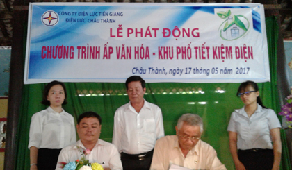 Ông Trần Văn Thạo,Phó Chủ tịch UBND huyện chứng kiến lễ ký kết)