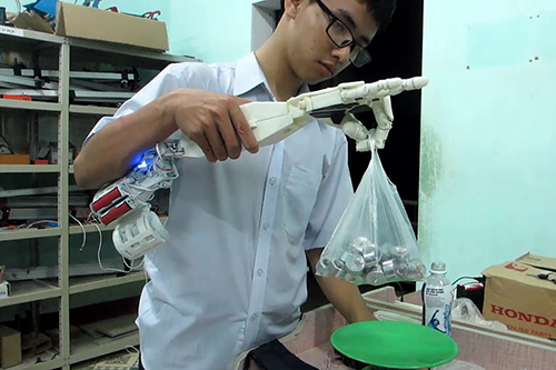  Phạm Huy với cánh tay robot. Ảnh: Hoàng Táo.
