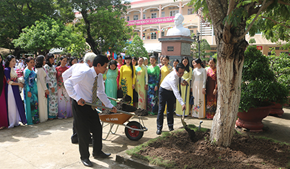 Ông Lê Hồng Quang cùng BGH Trường THPT Trương Định,  trồng cây lưu niệm tưởng nhớ Anh hùng dân tộc Trương Định.