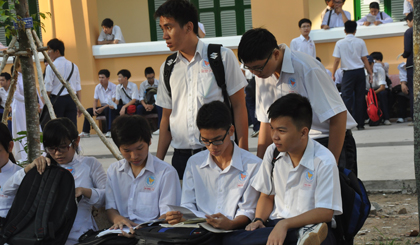 Học sinh lớp 12 tập trung ôn tập kiến thức.  	Ảnh: MC 